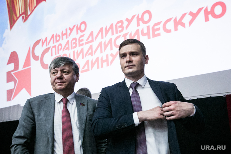 Дмитрий Новиков (слева) полагает, что в некоторых регионах КПРФ согласуют митинги, например, в Хакасии, которой руководит губернатор-коммунист Валентин Коновалов (справа)