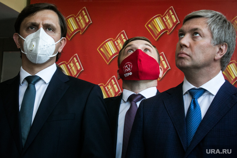 Губернатор-коммунист Андрей Клычков и депутат Вадим Кумин помогают партии КПРФ