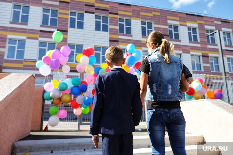 Дети и родители кетовских школьников несли шарики к закрытой школе