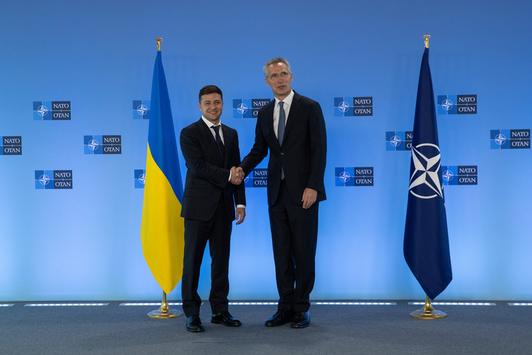 Владимир Зеленский (слева) взял курс на вступление Украины в НАТО