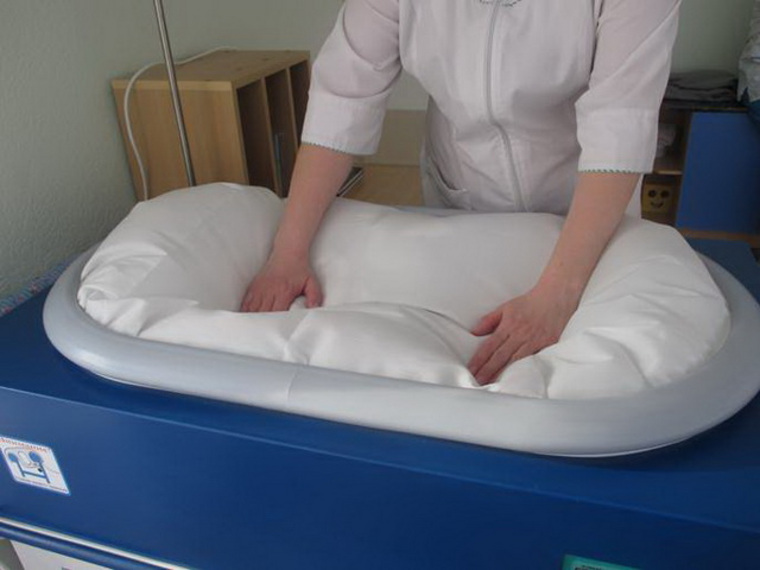 Учреждение оснащено специализированным оборудованием. Например, лечебно-реабилитационная кровать «Сатурн» для лечения больных детей с парезами, параличами и т. д.
