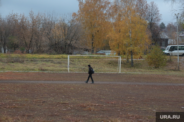 По мнению детей города, видео могли снять на Гаревом поле (два километра от школы). Около футбольного поля есть кусты и деревья