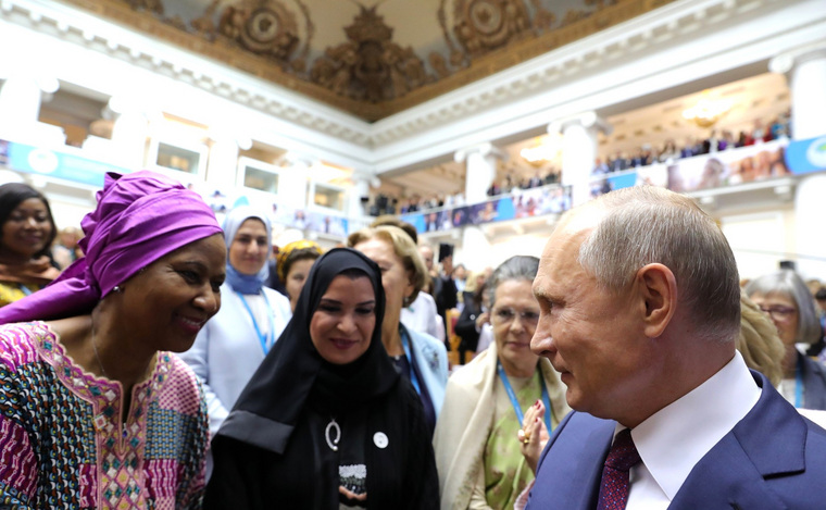 Владимир Путин (справа), по мнению политолога, по сути предлагает женщинам «выйти замуж за государство»