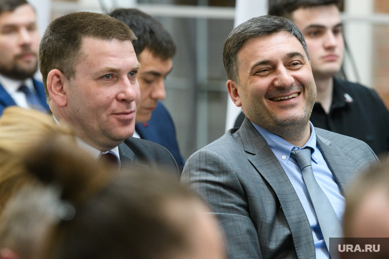 Антон Третьяков (справа) нашел неожиданное решение финансовой проблемы