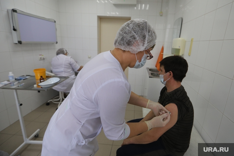 Многие россияне, чтобы быстрее вернуться к нормальной жизни, последуют призыву и вакцинируются, считает социолог Алексей Рощин