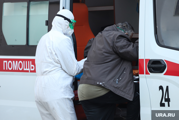 Работа фельдшеров скорой помощи в условиях коронавирусной инфекции на территории городской больницы №2. Курган