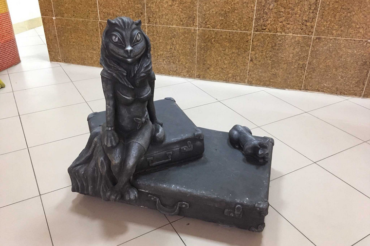 Скульптуру «Кошка на чемоданах» установили в Кургане в ТРЦ «РИО»
