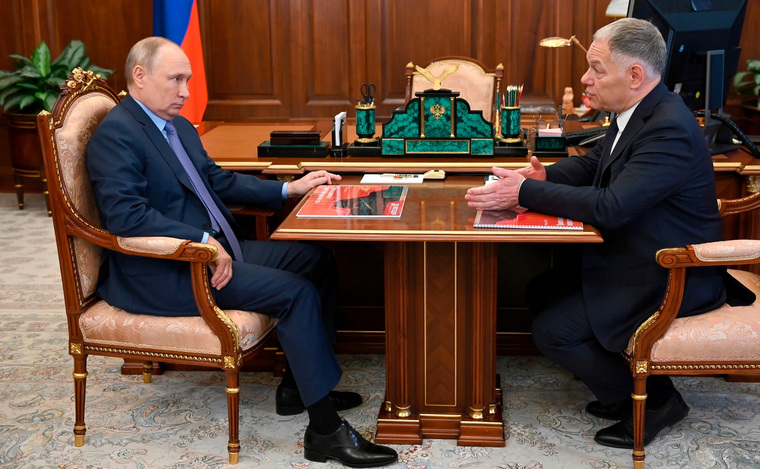 Владимир Путин попросил Вячеслава Петушенко (справа) не допускать необоснованного завышения стоимости строительства дорог