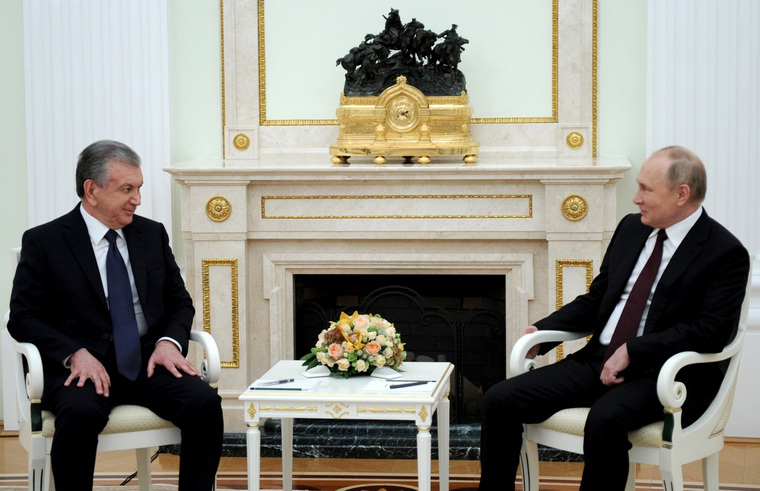 После инаугурации, Шавкат Мирзиеев (слева) своей первый визит для двусторонней встречи совершил к Владимиру Путину