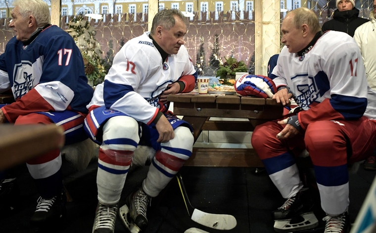 Инсайдеры говорят, что у Вячеслава Фетисова прекрасные отношения с Владимиром Путиным и Сергеем Шойгу (слева) по совместной игре в хоккей