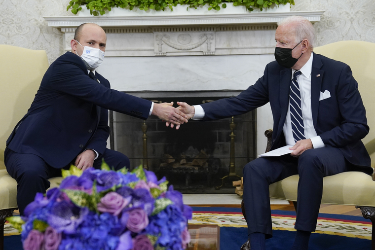 Американский президент Джо Байден (справа) уже успел встретиться с израильским премьером Нафтали Беннетом (слева)