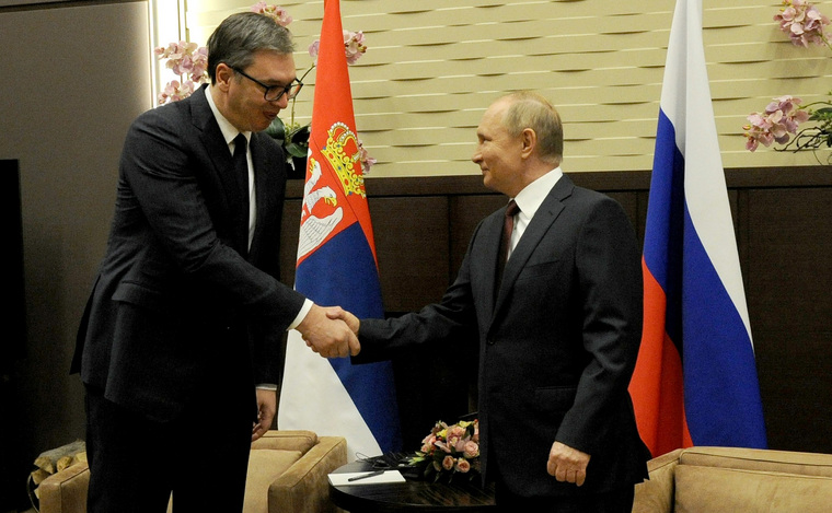 Встреча президентов Владимира Путина (справа) и Александра Вучича (слева) может стать судьбоносной для сербского лидера