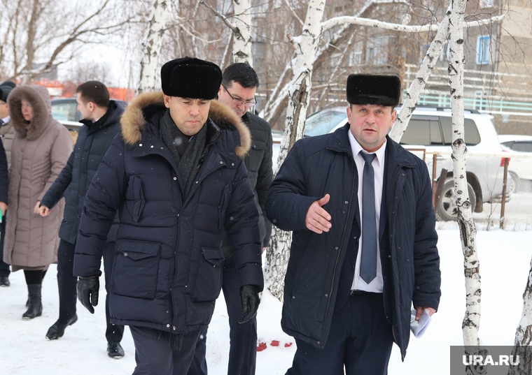 Глава Петуховского округа Игорь Арзин (справа) вступил в должность