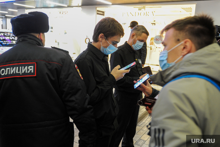 Рейд по проверке соблюдения масочного режима и QR-кодов в ТРК. Челябинск