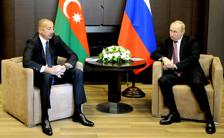 Президент Азербайджана Ильхам Алиев (слева) подтвердил, что за год после вооруженного конфликта в Нагорном Карабахе, сторонам удалось продвинуться в решении ряда спорных вопросов