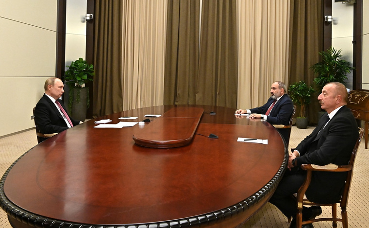 Встреча Владимира Путина с президентом Азербайджана Ильхамом Алиевым и премьер-министром Армении Николом Пашиняном состоялась в Сочи