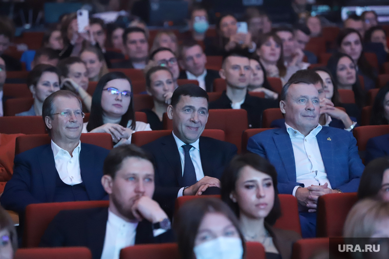 Виктор Шкулев (слева) высказал признательность Куйвашеву (по центру) и Орлову (справа), с которым познакомился за час до выступления