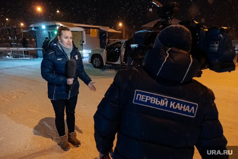 Начиная с 25 ноября у КПП шахты «Листвяжная» работают журналисты со всей России. Некоторые редакции привезли в Кузбасс несколько бригад, чтобы полномасштабно освещать ЧП