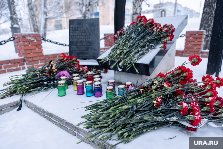 Цветы к мемориалу на аллее шахтерской славы в Грамотеино несут уже третий день