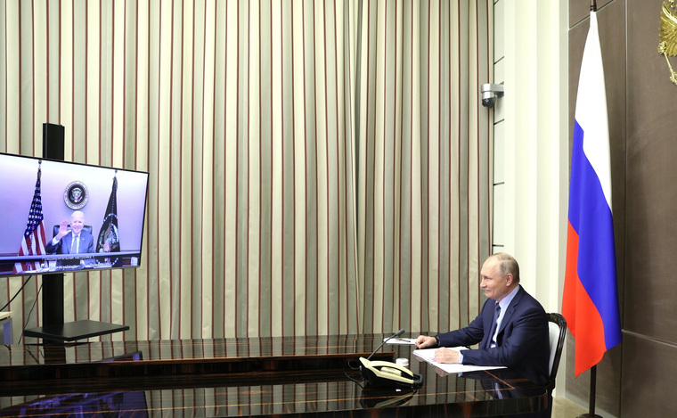 В начале встречи президент РФ Владимир Путин взмахнул правой рукой, приветствуя американского коллегу, а Джо Байден — помахал сразу обеими руками и от души рассмеялся