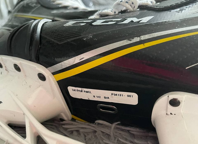 Павел Дацюк подарил коньки хоккейного клуба «Детройт Ред Уингз»