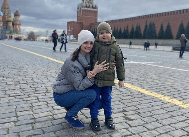 Егор с мамой на Красной площади в Москве после лечения, во время госпитализации ребенок практически не выходил на улицу