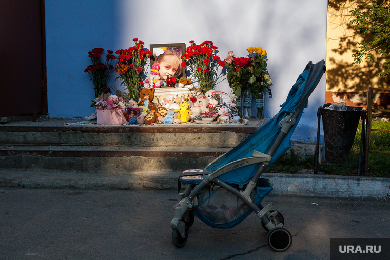 30 июня в тюменском микрорайоне Лесобаза бесследно пропала 9-летняя девочка. Ее тело было найдено 19 августа. После этого у дома, где она жила, появился стихийный мемориал, а тюменцы вновь заговорили о серийном маньяке, который похищает детей в Тюмени последние 20 лет. Историей заинтересовались в центральном аппарате СК. Там всерьез заговорили о бездействии местных силовиков