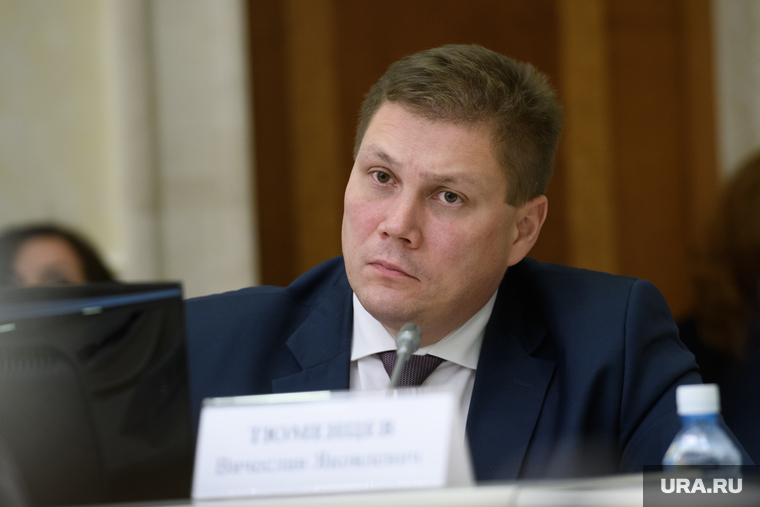 По словам Вячеслава Тюменцева, администрация города не имеет отношения к созданию альтернативной УК