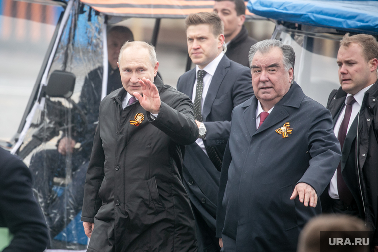 9 мая 2021 года президент Таджикистана Эмомали Рахмон (справа) был гостем на Параде Победы на Красной площади в Москве
