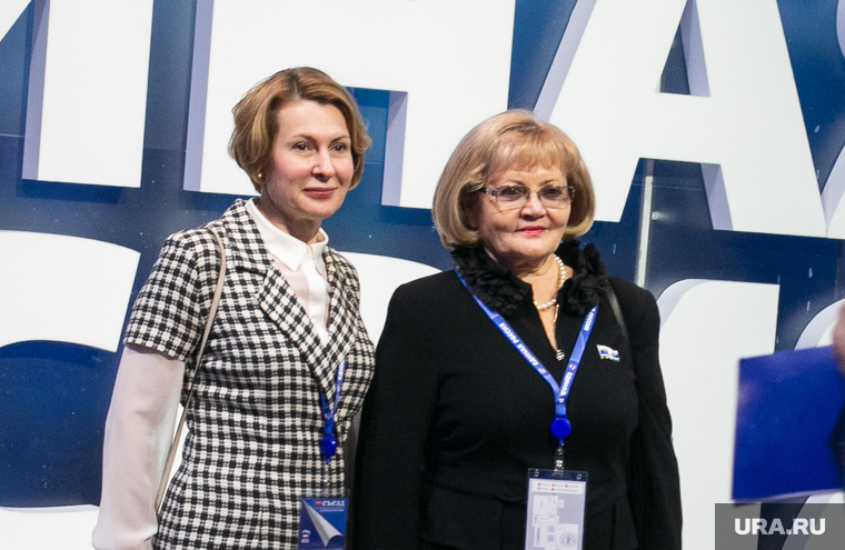 Елена Чечунова (слева) хотела бы быть поближе к Людмиле Бабушкиной (справа)
