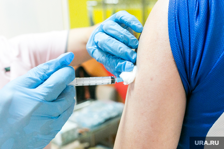 Начать массовую вакцинацию школьников от коронавируса планируется уже на следующей неделе