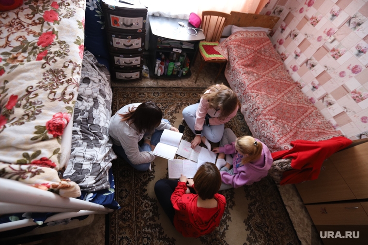Ирина живет в комнате общежития с пятью другими студентками