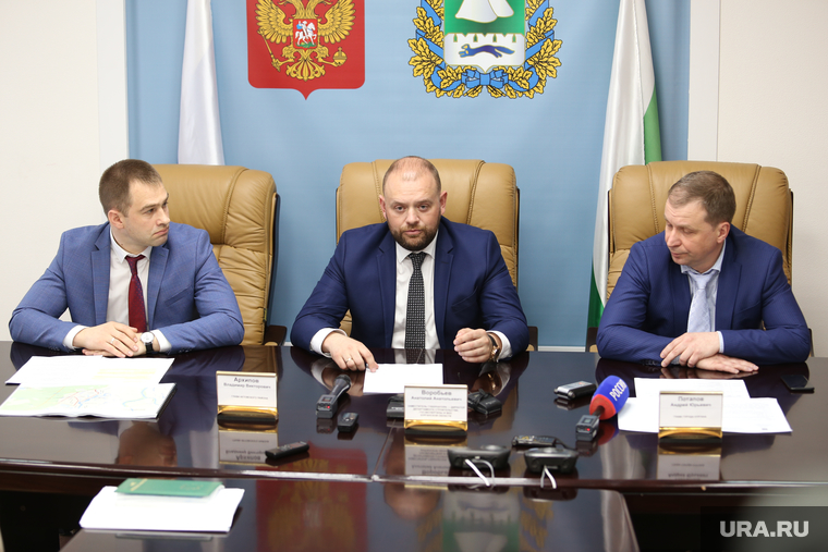 Анатолий Воробьев (в центре) ушел с поста заместителя губернатора