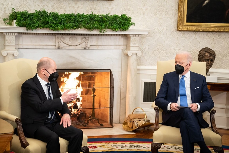 Эксперты считают, что президент США Джо Байден (справа) подталкивает канцлера Германии Олафа Шольца (слева) к конфликту с Россией