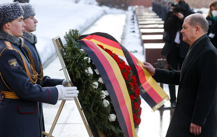 Перед встречей с президентом РФ Владимиром Путиным канцлер ФРГ Олаф Шольц возложил венок к Могиле Неизвестного солдата у стен Кремля