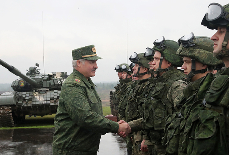 Перед поездкой в Москву Александр Лукашенко побывал на совместных военных учениях, Владимир Путин планирует 19 февраля проинспектировать тренировку ВС Союзного государства