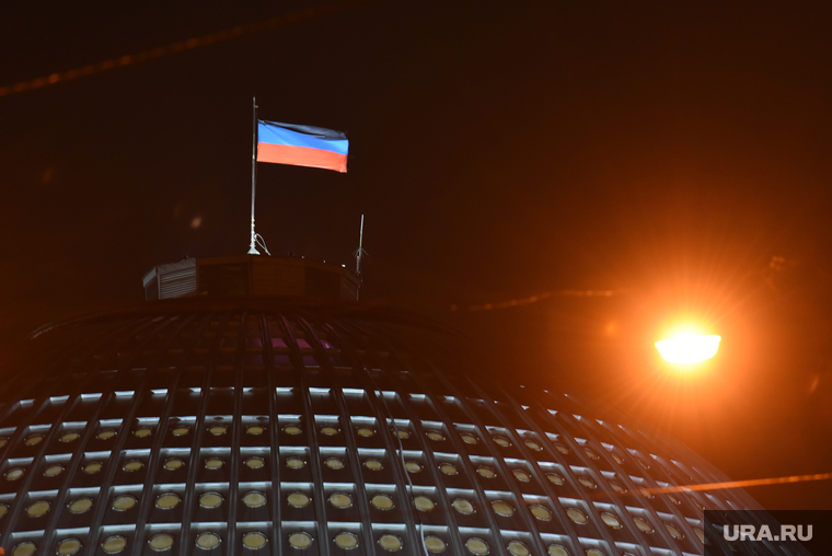Государственный флаг ДНР над зданием рынка