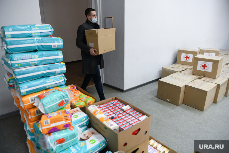 Помощь беженцам также привез начальник центрального штаба ассоциации «Уральских добровольческий корпус» Никита Крюков. Среди предметов — микроволновки, холодильники и детские подгузники