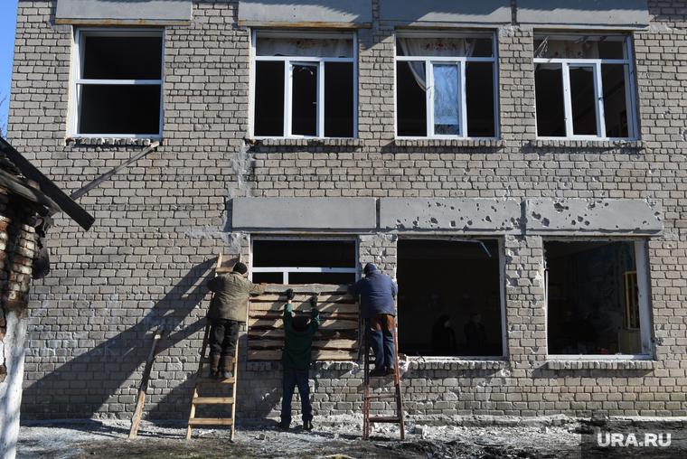 Школы Донецка попали под обстрел в день, когда Россия признала республики
