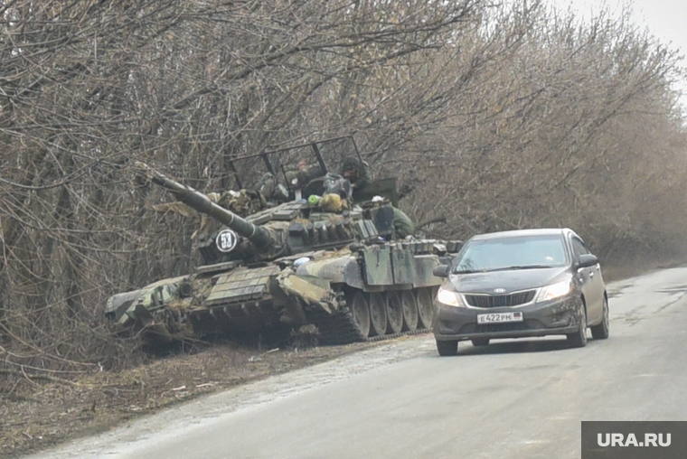 На трассе рядом с Донецком стоят танки