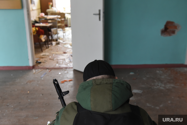 Сотрудник народной милиции ДНР в обстрелянной школе