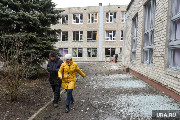 Здание поврежденной школы в Горловке