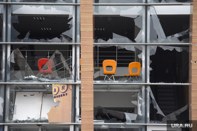 Разбитая витрина торгового центра в Донецке