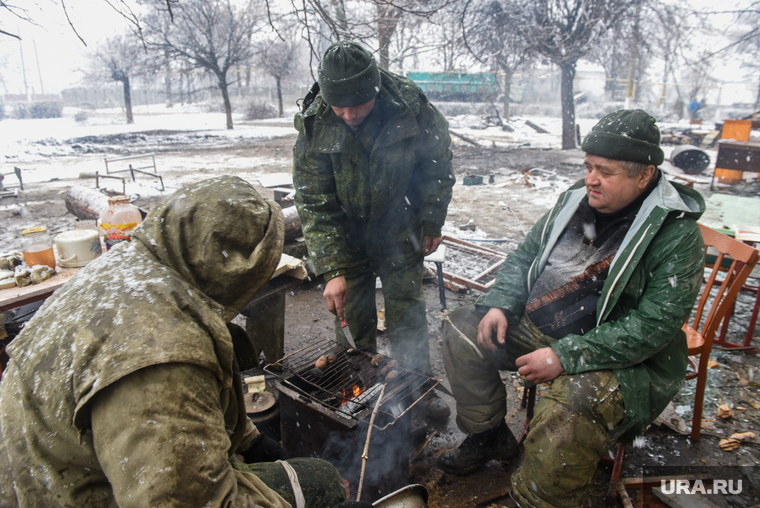 Бойцы армии ДНР готовят пищу в полевых условиях