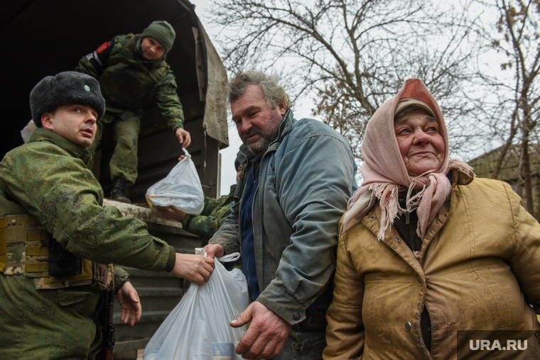 Военные РФ оказывают гуманитарную помощь жителям прифронтовых сел