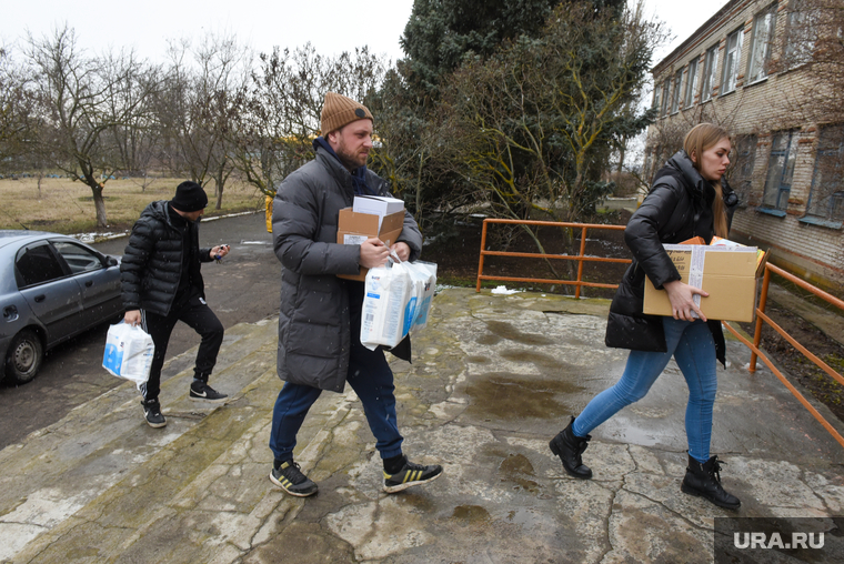Волонтеры привезли лекарства беженцам из Мариуполя