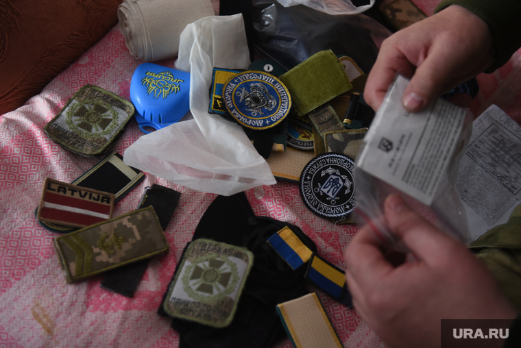 В схроне ВСУ нашли нашивки, награды, обмундирование и боеприпасы
