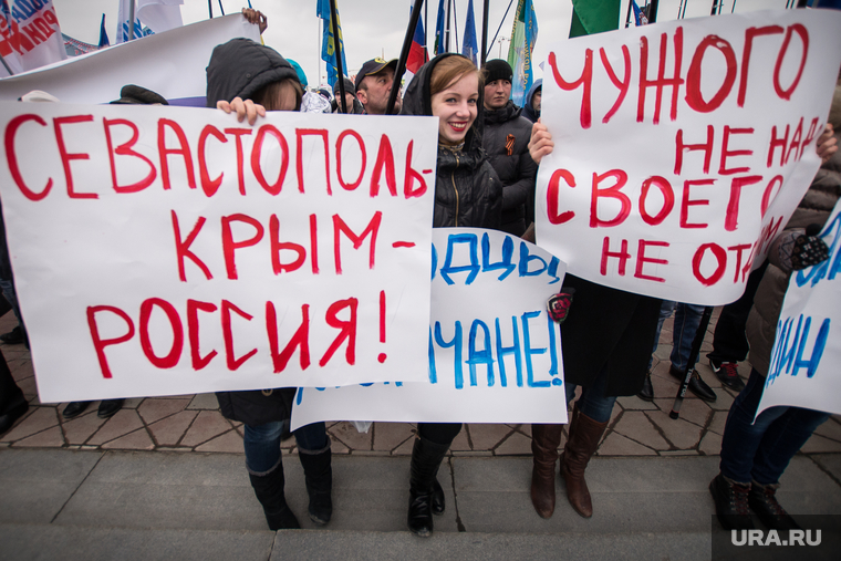 Ситуация, в которой оказалась Россия из-за санкционного давления, должна подтолкнуть общество к продвижению темы русского мира, считает политолог Михаил Мизулин