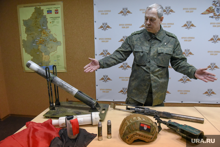 Эдуард Басурин демонстрирует трофеи, захваченные армией ДНР