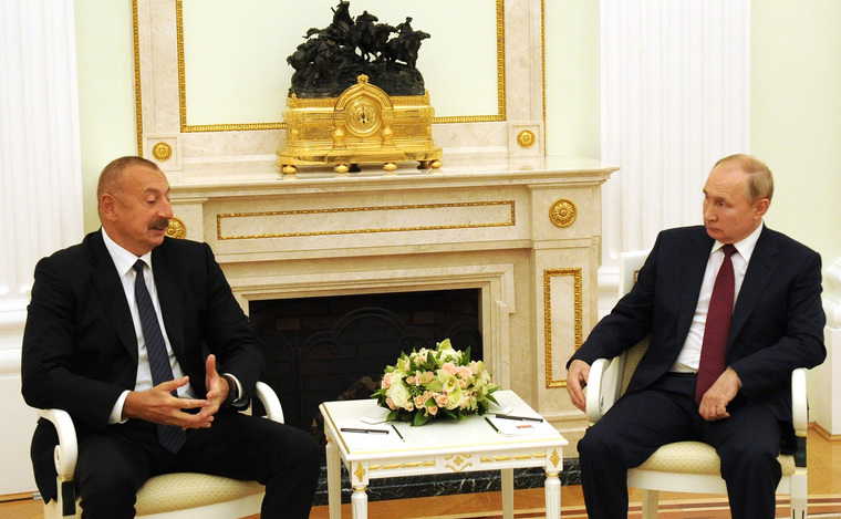 Президент Азербайджана Ильхам Алиев (слева) не решится из-за Украины и США испортить отношения с Россией и ее президентом Владимиром Путиным (справа), убежден Владимир Носов
